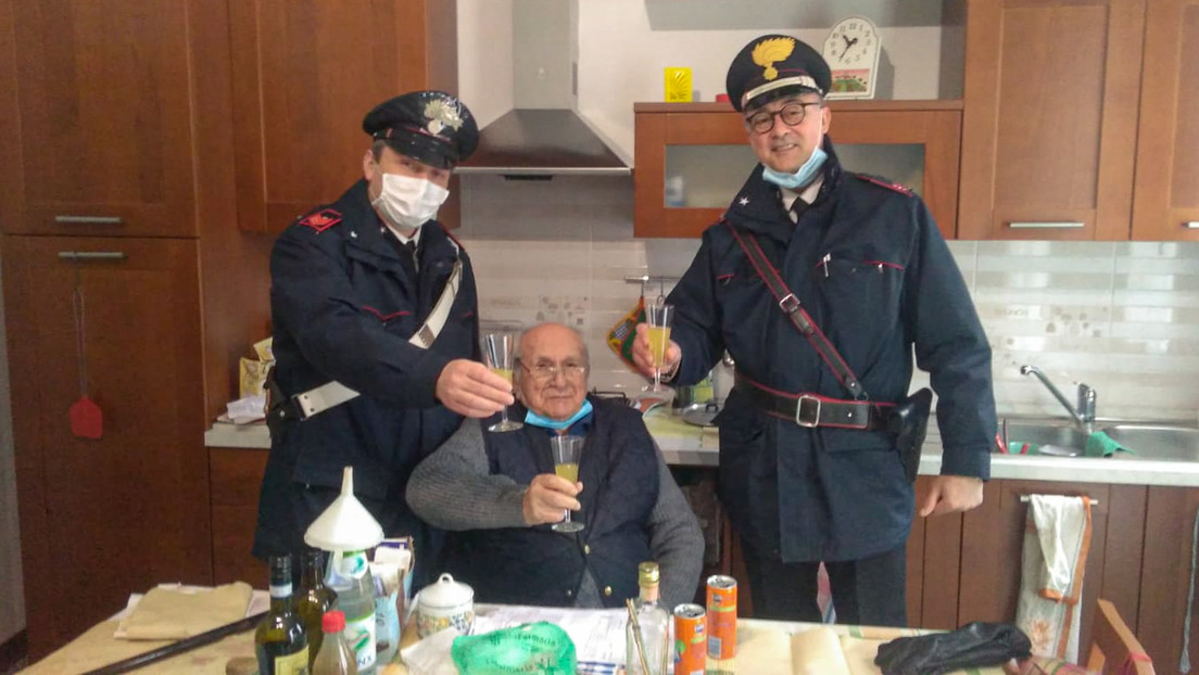 إيطالي يبلغ من العمر 94 عامًا يتصل بالشرطة في عيد الميلاد لأنه شعر بالوحدة (وحقق carabinieri رغبته)