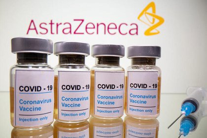 صورة توضيحية للقوارير مع الملصق "لقاح COVID-19 / فيروس كورونا / حقنة فقط" بجانب شعار AstraZeneca.  31 أكتوبر 2020 (رويترز) / دادو روفيتش