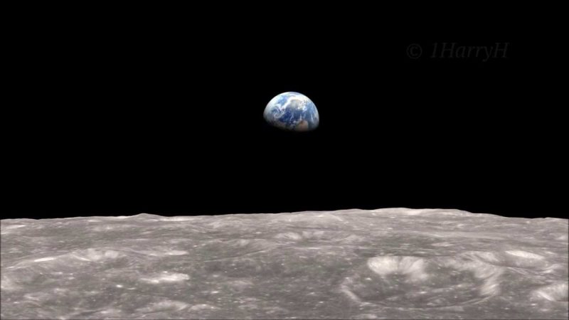 Media Tierra flotando en el cielo negro sobre la superficie gris y llena de cráteres de la luna.